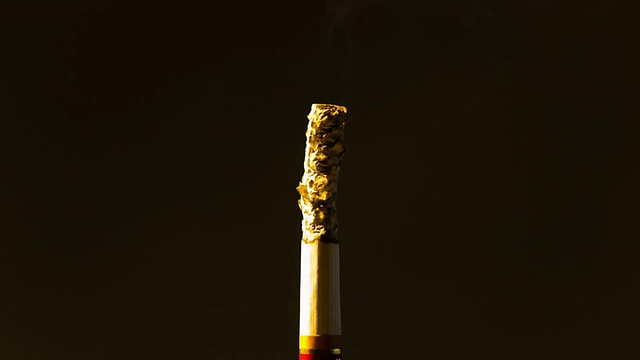 在空气中燃烧的香烟与孤立的背景，时间流逝。视频素材