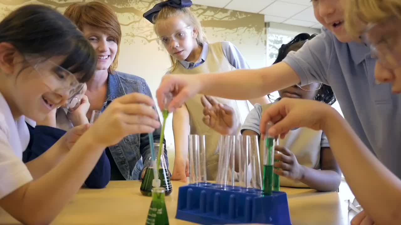 多元学生在私立小学科学化学课堂上进行实验视频素材