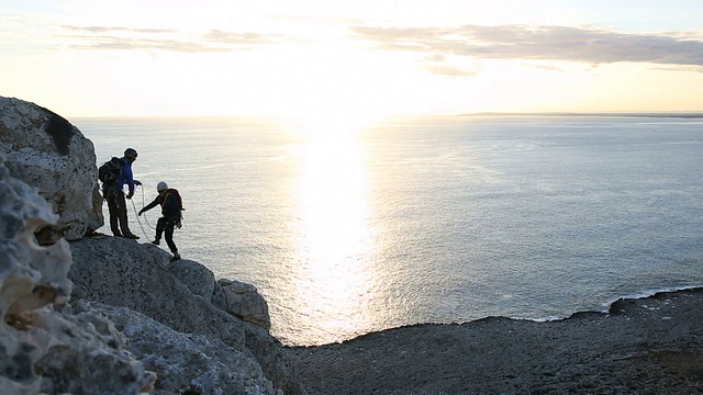攀岩者攀登海脊视频素材