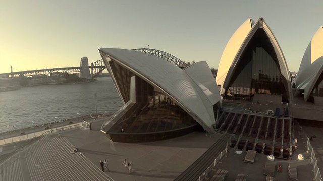 飞越悉尼歌剧院，展示悉尼城市视频素材