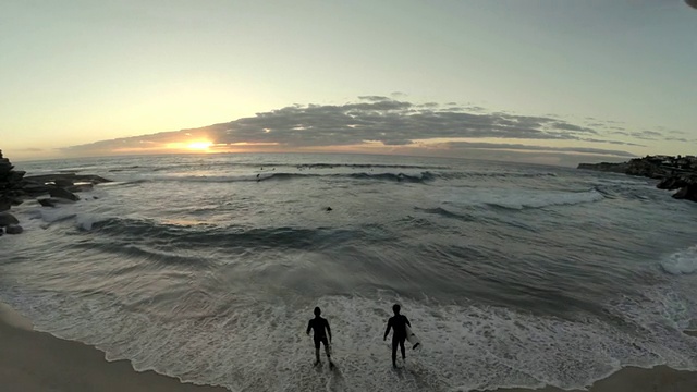 冲浪者沿着海滩冲浪鸟瞰图视频素材