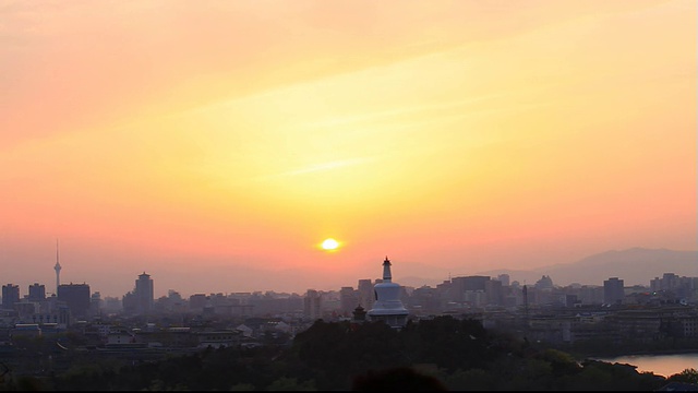 日落时分的北海公园，中国北京视频下载