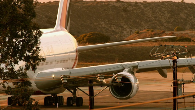 PAN通过电线杆穿过空客A380 800超宽体喷气式客机，从阿联酋航空公司的出租车穿过美国加州洛杉矶国际机场的停机坪视频素材