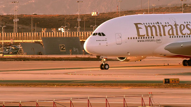 LS空客A380 800超宽体客机在美国加州洛杉矶国际机场的停机坪上滑行视频素材