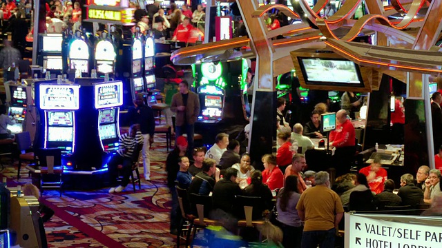 在美国内华达州的拉斯维加斯附近，有老虎机的赌场里，LS T/L赌客们聚集在21点赌桌周围视频下载