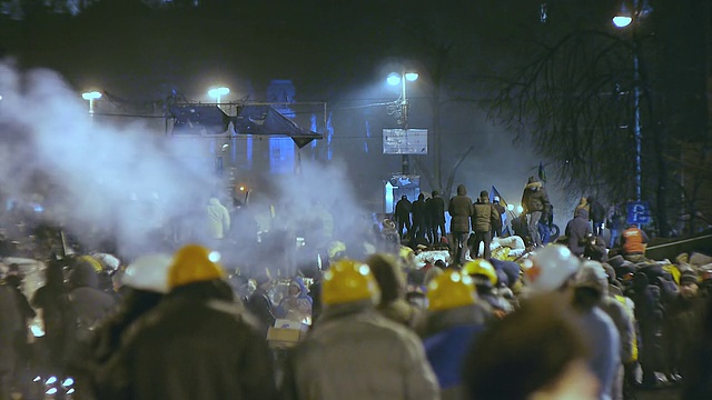 抗议者在基辅设置路障视频下载