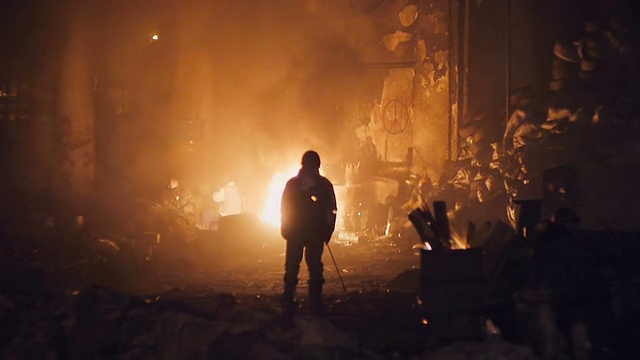 基辅的抗议活动-活动人士在火堆旁暖和起来视频下载