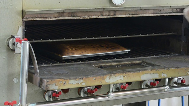 手厨师把面包从烤箱里拿出来视频下载