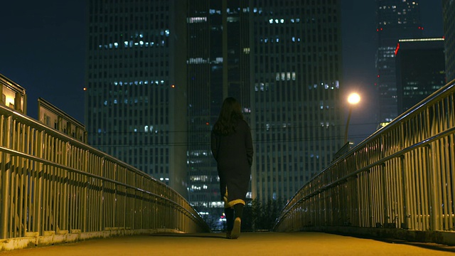 在桥上行走的女人视频下载