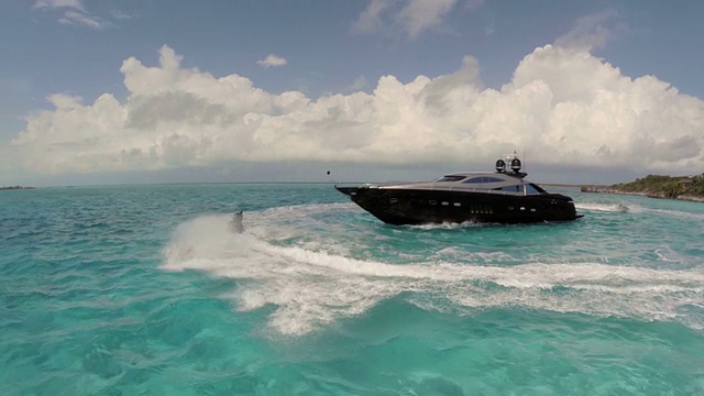 无人机拍摄的水上摩托在巴哈马豪华游艇上盘旋视频下载