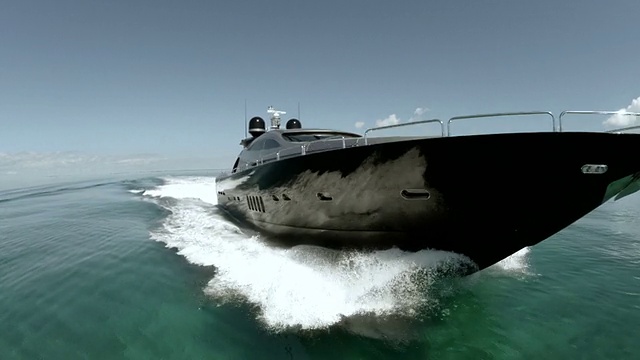 令人难以置信的无人机从豪华游艇船头俯冲而下视频下载