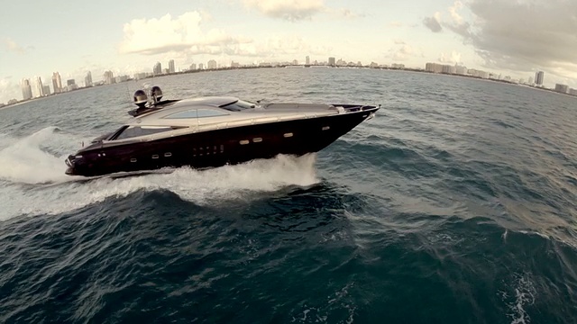 无人机的豪华游艇正驶过迈阿密南部海滩视频素材