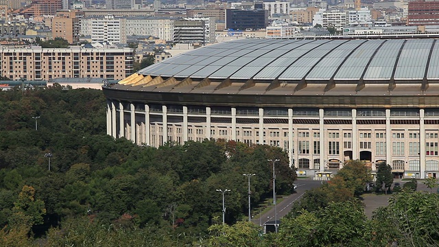 从莫斯科麻雀山的观景台上俯瞰卢日尼基体育场/俄罗斯视频素材