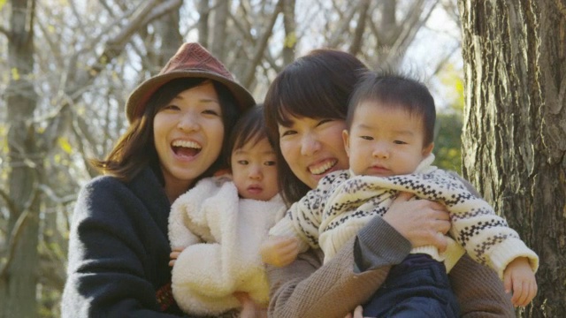 年轻的母亲和她们的孩子在公园玩得开心视频素材