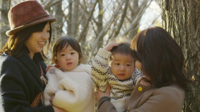 年轻的母亲和她们的孩子在公园玩得开心视频素材