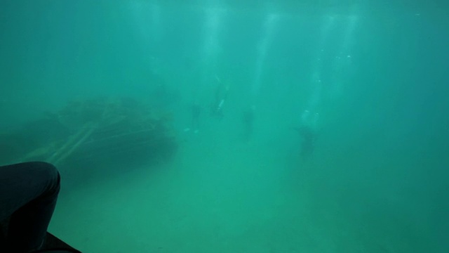 潜水员们来到亚喀巴湾标志性的水箱潜水点视频素材