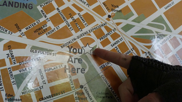 手指着布鲁克林市中心的地图视频下载