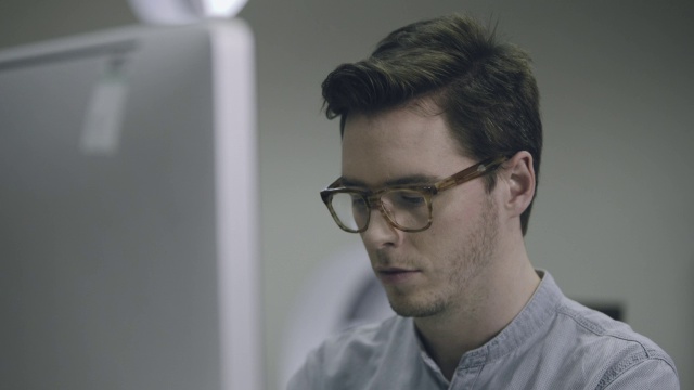 男性在电脑上工作的肖像视频素材