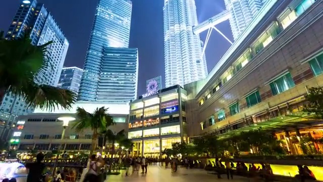 吉隆坡的天际线、行走的人群和摩天大楼的外观坍塌了。视频素材