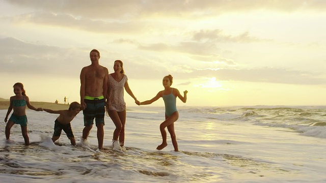 一家人在夏威夷的热带海滩度假视频素材