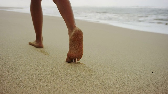 柔软的沙滩上有脚步声视频素材