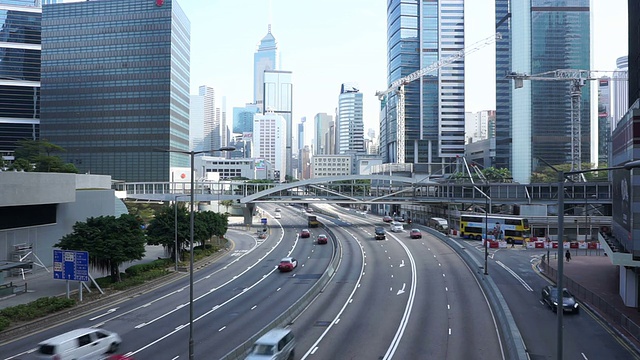 时间流逝，香港多车道高速公路和建筑物上的繁忙交通。视频素材