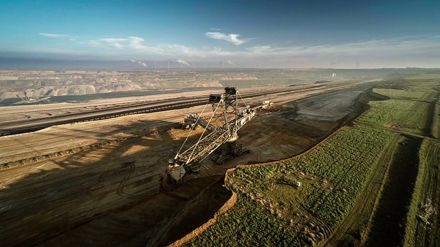 空中拍摄的棕色煤矿露天矿视频素材