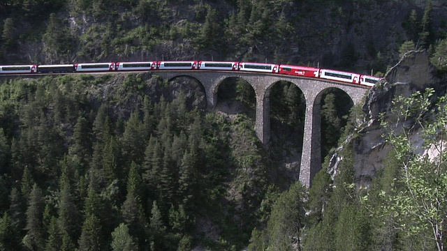 RhB冰川快车穿越著名的Landwasser高架桥视频素材