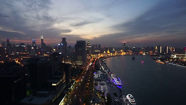 上海的天际线，交通和现代建筑在江边，快速移动。视频素材