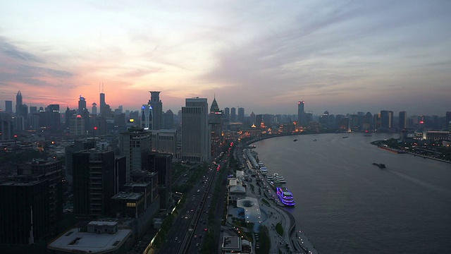 上海的天际线，交通和现代建筑在江边，快速移动。视频素材