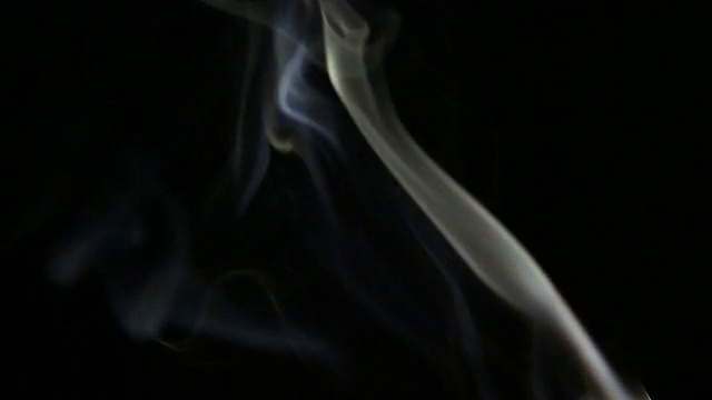 黑色背景上的灰色烟雾柱视频素材