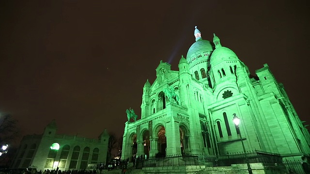 高清摇摄:巴黎蒙马特圣心大教堂的夜晚视频素材
