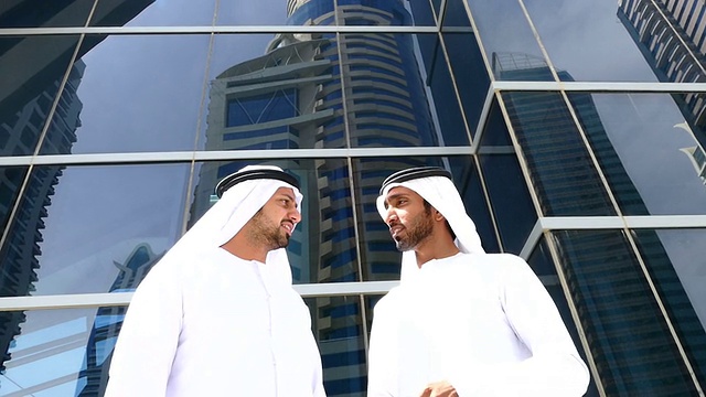 两个阿拉伯商人在街上，慢镜头视频素材