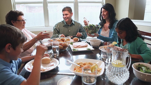 多代拉美裔家庭享受晚餐和高质量的时间在一起视频素材