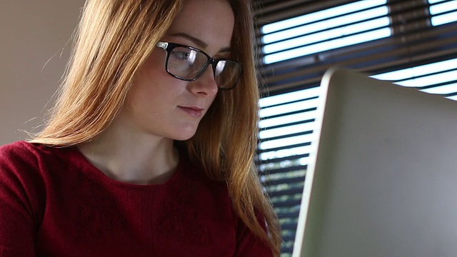 上网学习笔记本电脑，年轻女子戴眼镜。多莉。视频素材