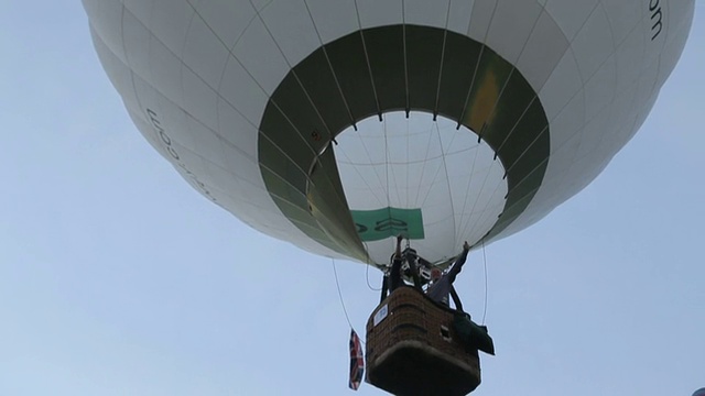 气球开始飞过田野视频素材