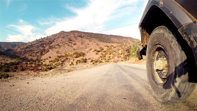 在非洲沙漠的小路上。轮胎上的花纹特写。视频下载