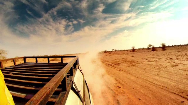 在非洲沙漠的小路上。车顶行李架特写。视频下载