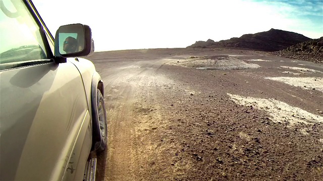 在非洲沙漠的小路上。视频下载