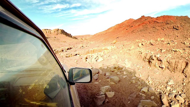 在非洲沙漠的小路上。视频下载