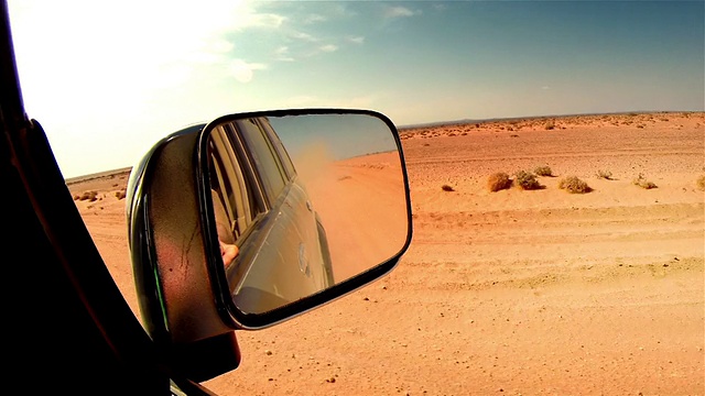 在非洲沙漠的小路上。车镜特写。视频下载
