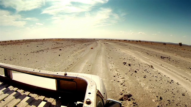 在非洲沙漠的小路上。车顶行李架特写。视频下载