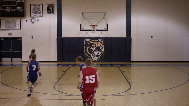男女同校的高中篮球运动员视频素材