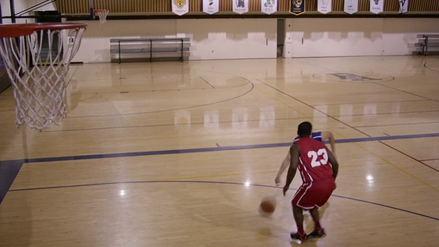 年轻人在打篮球视频素材