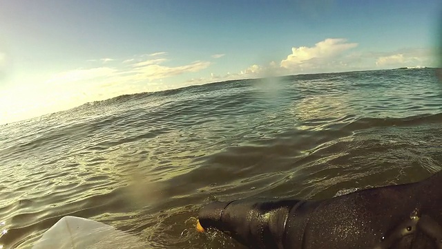 冲浪镜头:在冲浪板上视频素材