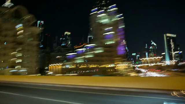 从白天到晚上开车穿过一个繁忙的摩天大楼城市视频下载