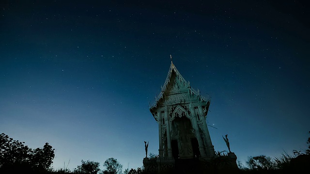 寺庙里的星星在夜晚移动视频素材