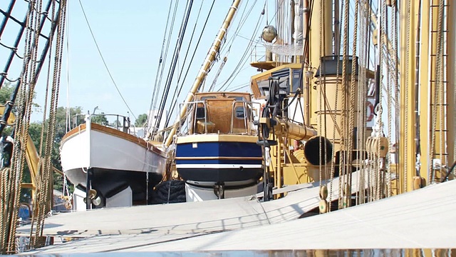 在一艘旧帆船的甲板上视频素材