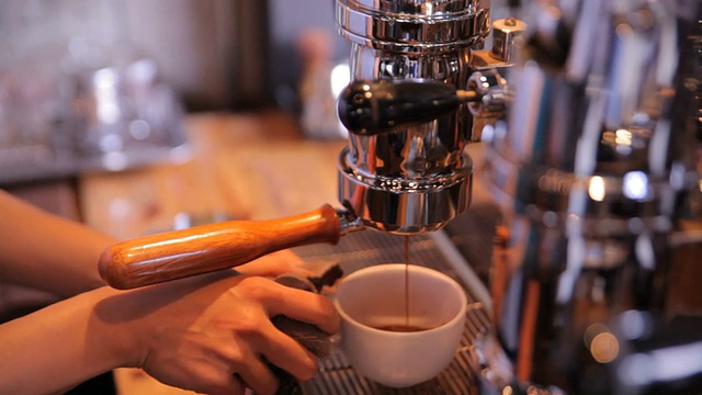 咖啡师正在煮咖啡视频素材