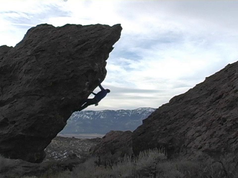 攀登者攀登巨石视频素材